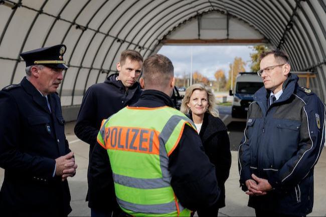 Florian Oest MdB besucht gemeinsam mit der Parlamentarischen Staatsekretärin Daniela Ludwig MdB im Herbst 2025 die Bundespolizeiinspektion Ludwigsdorf an der deutsch-polnischen Grenze, um sich über die Situation der Grenzkontrollen vor Ort zu informieren