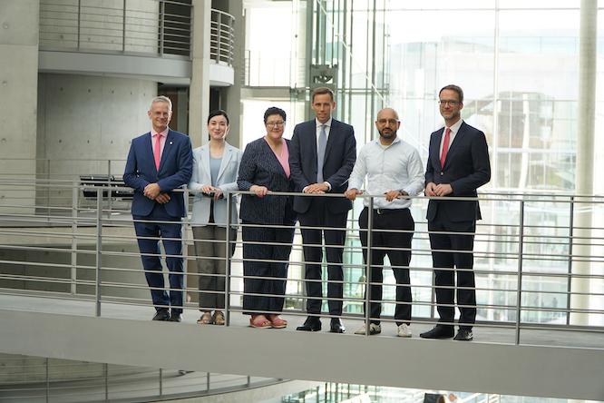 Bild v.l.n.r.: Die sächsischen Bundestagsabgeordneten Dr. Markus Reichel (CDU), Paula Piechotta (Bündnis 90/Die Grünen), Kathrin Michel (SPD), Florian Oest (CDU) und Kassem Taher Saleh (Bündnis 90/Die Grünen) mit dem Bevollmächtigten des Freistaates Sachsen beim Bund Markus Franke im Deutschen Bundestag