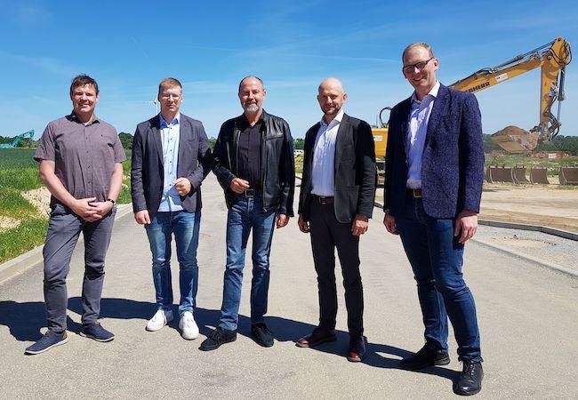 Landrat Dr. Stephan Meyer hat sich gemeinsam mit Kollegen der Landkreisverwaltung und Stadt Löbau den Stand der Arbeiten vor Ort angeschaut. (v.l.n.r. Lars Semrok (Wirtschaftsförderung LK Görlitz), Alexander Graf (Amtsleiter Stadt Löbau), Albrecht Gubsch (Oberbürgermeister Stadt Löbau), Dr. Stephan Meyer (Landrat LK Görlitz), Thomas Rublack (Dezernent LK Görlitz))