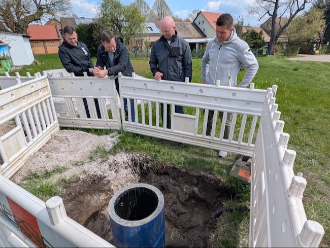 Beim Rundgang durch Cabel wurde unter anderem die Hülse für den Maibaum begutachtet.
