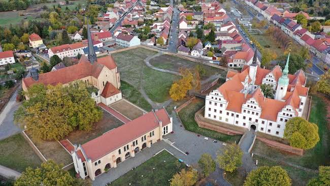 Das neue Veranstaltungsformat „Midsommar am Schloss Doberlug“ lädt am 20. Juni mit Musik, Familienangeboten, regionalen Spezialitäten und kulturellen Höhepunkten zu einem Sommertag rund um das Schloss Doberlug ein.