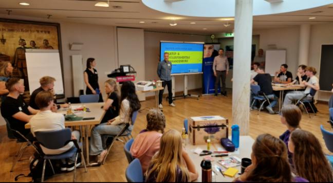 Zum Startup- und Schülerfirmentag trafen sich die Teilnehmer im Meistersaal der Handwerkskammer Cottbus.