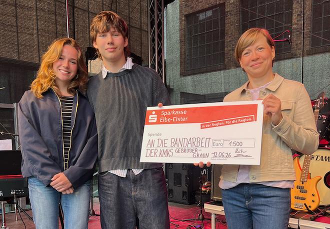 Sophie Kühn (l.) und Marek Radlach überreichten einen Scheck über 1.500 Euro an die Vorsitzende des Fördervereins, Ines Lehmann.