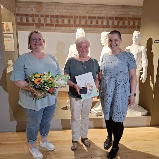 Im Sänger- und Kaufmannsmuseum Finsterwalde überreichte die Leiterin des Kulturamtes des Landkreises Elbe-Elster, Steffi Marschner (rechts), den Kunstpreis für den verstorbenen Joachim „Achim“ Walter an dessen Schwester Annelore König (Mitte). Mit dabei war auch Walters Nichte Sybille König (links).