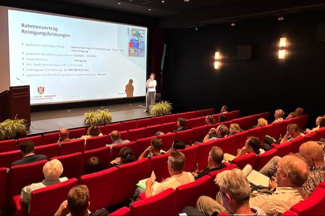 Bei der Vergabekonferenz 2026 für die Stadt Spremberg/Grodk wurden die geplanten öffentlichen Aufträge der Stadt und der kommunalen Unternehmen im Spremberger Spreekino präsentiert. Für die Stadt Spremberg/Grodk übernahm das Kerstin Schenker, zweite stellvertretende Bürgermeisterin.