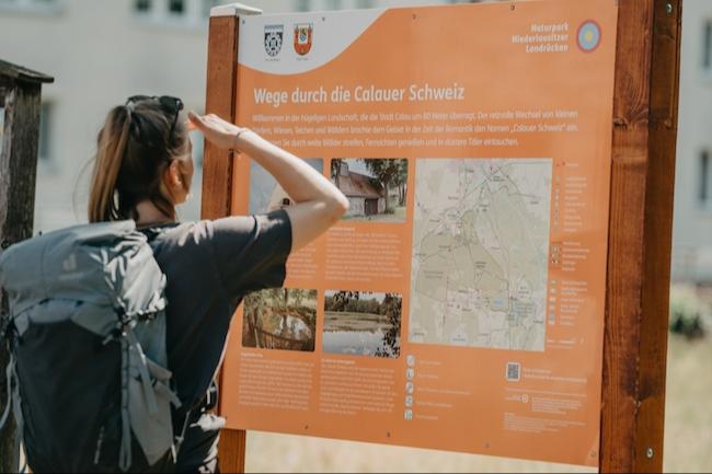 Ein zentrales Alleinstellungsmerkmal des Tourismuskonzeptes ist die Calauer Schweiz. Diese wird als „naturnahes Herzstück“ für Aktive gesehen. Mit der Verbesserung der Wanderwegesituation soll das Gebiet vor den Toren der Stadt noch attraktiver werden – für Gäste wie Einheimische.