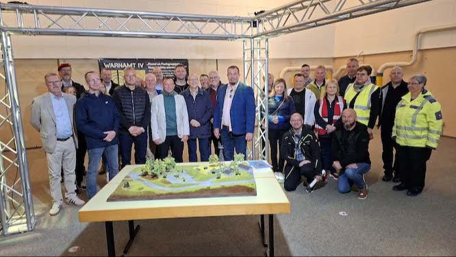 Vertreter der Partnerregionen aus dem Märkischen Kreis, dem Powiat Raciborski, dem Landkreis Elbe-Elster und dem Waterford County and City Council kamen im Rahmen des Jubiläumswochenendes in der historischen Warnamtsgedenkstätte Meinerzhagen zusammen. Der gemeinsame Besuch bot Gelegenheit zum fachlichen Austausch über Krisenvorsorge und innere Sicherheit.