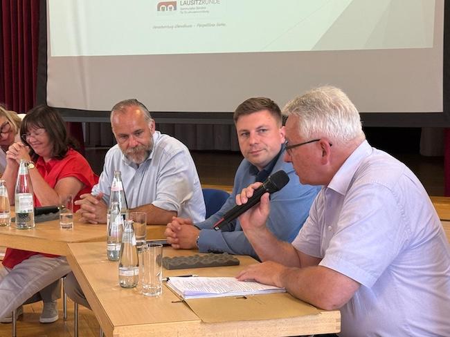 Reger Austausch zur Evaluierung der Cluster-Strategie von 2018