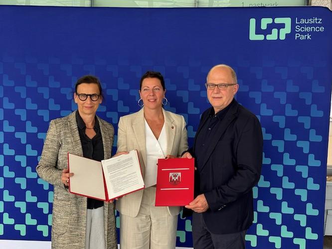 BTU-Präsidentin Prof. Gesine Grande, Bürgermeisterin Doreen Mohaupt, Wista Plan GF Walter Leibl als Gesellschafter. (v.l.n.r)