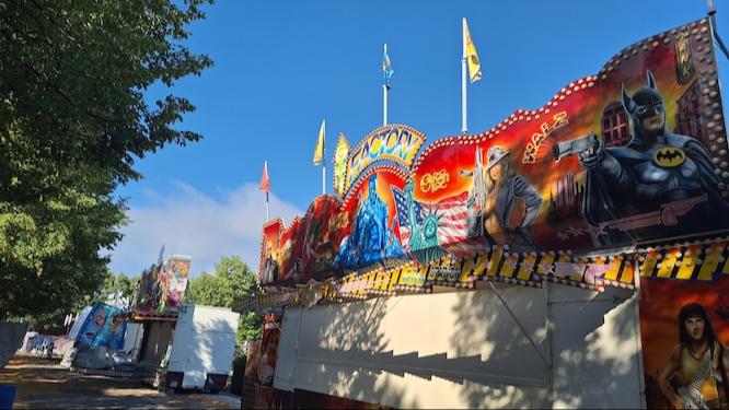 Erste Schausteller sind bereits angereist und geben dem Areal am Neumarkt ein ganz besonderes Stadtfest-Flair.