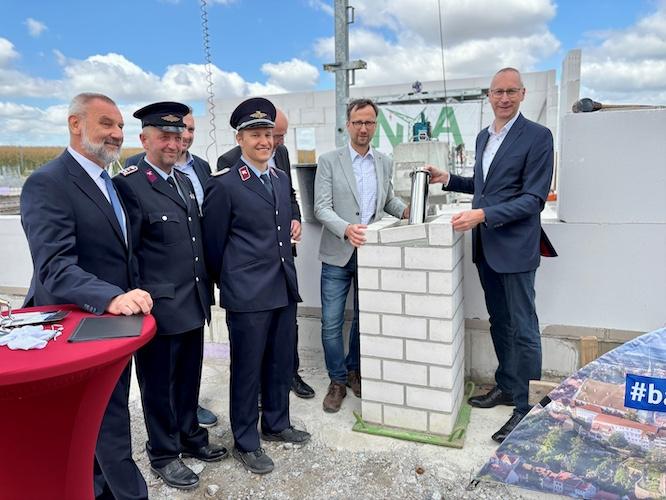 Grundsteinlegung Salzenforst - v.l.n.r.: MdL Marko Schiemann, Joachim Ziesch, BM Heiko Nowak, Ortswehrleiter Silvio Riedel, BM Dr. Robert Böhmer, OR Daniel Mirtschink, OB Karsten Vogt