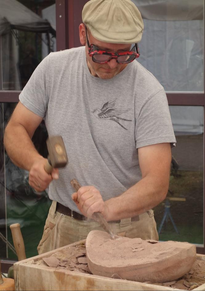 Auch Steinmetz- und Bildhauermeister Sven Dahlitz aus Ressen zeigt sein beeindruckendes Handwerk auf dem Spreewälder Handwerker- und Bauernmarkt. (Foto. K. Möbes)
