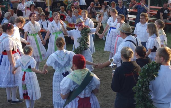 Wenn in Werben/Wjerbno die Erntekönige ermittelt sind, wählen sie sich mit verbundenen Augen aus dem Kreis der jungen Frau ihre Erntekönigin.