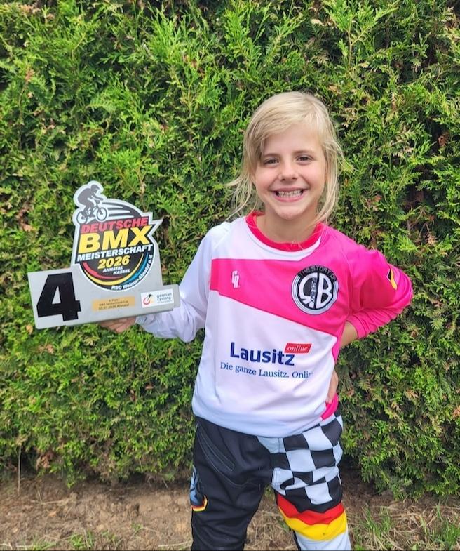 Amelie Didoff mit Ihrem Pokal zum 4. Platz