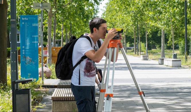 Im Studiengang Bauingenieurwesen können Studenten bahnspezifische Kompetenzen erwerben und sich für das Berufsfeld qualifizieren