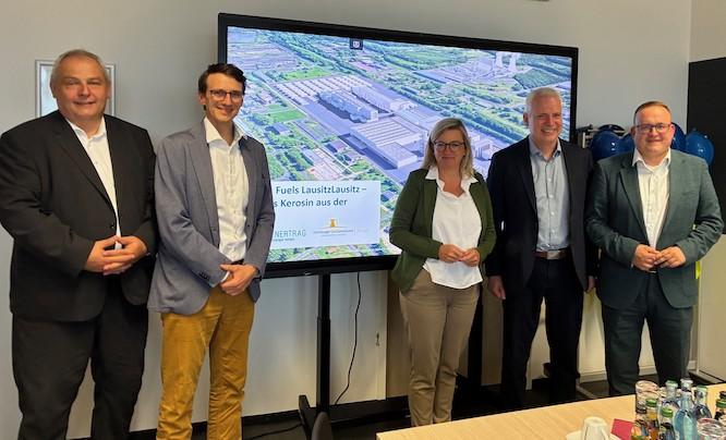 Martina Klement, Ministerin für Wirtschaft, Energie, Klimaschutz und Europa des Landes Brandenburg, hat den Industriepark Schwarze Pumpe besucht. Gemeinsam mit Roland Peine (von links; ASG Spremberg GmbH), Christoph Menzel (ENERTRAG SE), Uwe Amann (Hamburger Containerboard) und Julian Brüning (Mitglied des Brandenburger Landtages) sprach die Ministerin über das Projekt „Green Fuels Lausitz