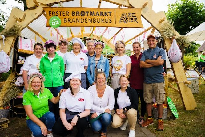 Aussteller und das Organisationsteam vom Landkreis Elbe-Elster zusammen mit dem Tourismusverband Elbe-Elster-Land e.V.