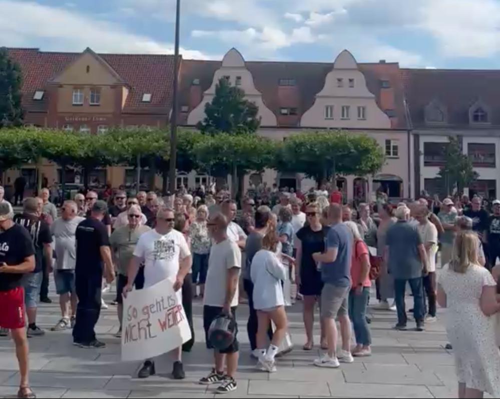 Ca. 500 Lübbener Bürger demonstrierten lautstark vor dem Rathaus