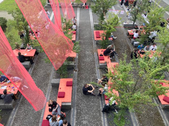 Ein sommerlicher Food Market zwischen den Gebäuden 2C und 2D lädt zum Verweilen ein.
