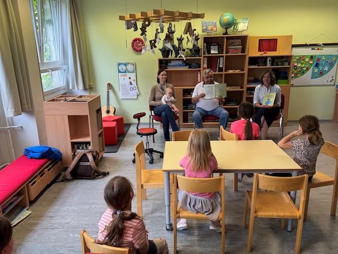 Passend zum laufenden Cottbuser Lesesommer hat der Verein Fürst Pückler in Branitz e. V. Exemplare des neu erschienenen Kinderbuches „Das Krokodil im Schlosssee“ an die Vorschulkinder der Kita Freundschaft sowie die Hortkinder der Einrichtung übergeben. Autor ist der ehemalige Cottbuser Bürgermeister Bernhard Neisener.