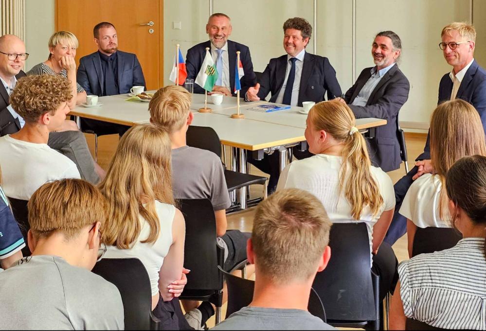 Domowina-Vorsitzender Dawid Statnik, Hauptgeschäftsführerin der Domowina Judit Šołćina, Marcel Knobloch (Schulamt LRA Budyšin|Bautzen), Abgeordneter des Sächsischen Landtags Marko Schiemann, tschechischer Botschafter Jiří Čistecký, Schulassistent an der Bautzener Sorbischen Grundschule Gregor Illguth, Leiter des Sorbischen Gymnasiums René Jatzwauk mit Schülern des Sorbischen Gymnasiums.