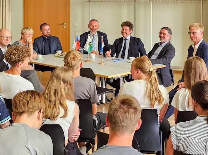 Předsyda Domowiny Dawid Statnik, hłowna jednaćelka Domowiny Judit Šołćina, zast. nawoda wokrjesneho šulskeho zarjada Marcel Knobloch, zapósłanc Sakskeho krajneho sejma Marko Šiman, čěski wulkopósłanc Jiří Čistecký, šulski asistent na Budyskej Serbskej zakładnej šuli Gregor Illguth, nawoda Serbskeho gymnazija René Wjacławk a šulerki a šulerjo Serbskeho gymnazija.