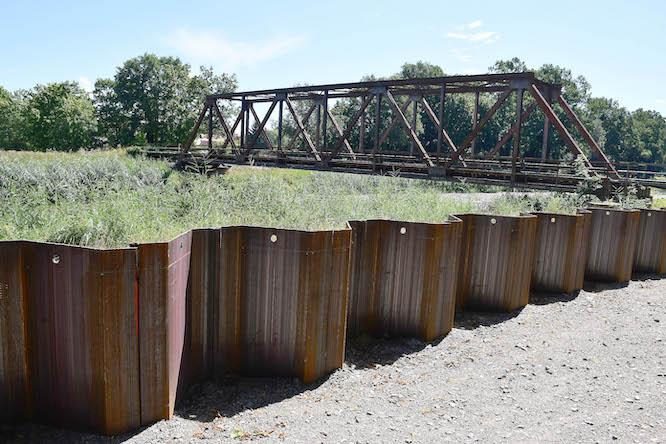 Die eingerammten Spundwände entlang der Schwarzen Elster machen den Baufortschritt der Hochwasserschutzmaßnahmen in Herzberg (Elster) deutlich sichtbar.