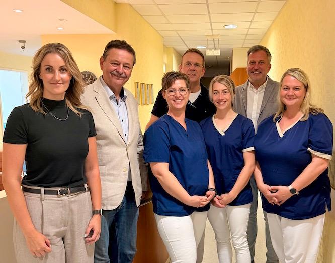 v. l. n. r.: Isabell Poneß (EGC), Stadtverordnetenvorsteher Dr. Wolfgang Bialas, Dr. med. Florian Kühnel (hinten) und Oberbürgermeister Tobias Schick; vorn: das Team der Praxis.