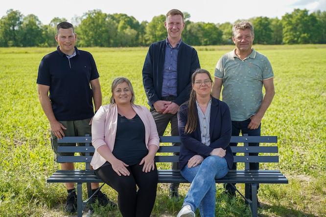 Einweihung neue Sitzbänke; v.l.n.r. Ronald Schulze, Ortsvorsteher Koßwig;  Lisa Marie Schultka, Vorstandsmitglied Heimatverein Koßwig; Chris Mielchen, Bürgermeister Vetschau/Spreewald; Sindy Weiher, Leiterin Bewirtschaftung/Marketing der WIS Wohnungsbaugesellschaft im Spreewald mbH; Uwe Radnick, Leiter Hausmeister der WIS Wohnungsbaugesellschaft im Spreewald mbH