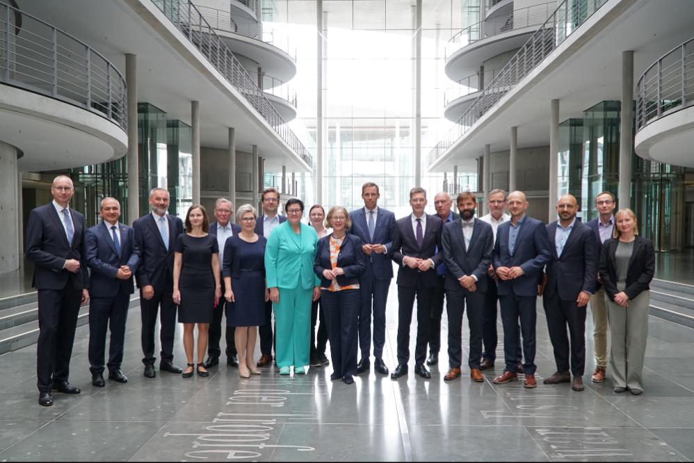Bild v.l.n.r: Oberbürgermeister Bautzen Karsten Vogt, Oberbürgermeister Görlitz Octavian Ursu, Marko Schiemann MdL (CDU), Werkleiterin Alstom Bautzen Beata Krehel, Präsident IHK Dresden Dr. Andreas Sperl, Beigeordnete Landkreis Bautzen Dr. Romy Reinisch, Thomas Freudenberg Silicon Saxony, Kathrin Michel MdB (SPD), Regionalgeschäftsführerin DGB Ostsachsen Dana Dubil, Staatsministerin Regina Kraushaar SMIL, Florian Oest MdB (CDU), Parlamentarischer Staatssekretär BMV Christian Hirte MdB, Staatsminister a.D. Thomas Jurk (SPD), Stellv. Botschafter Republik Polen Jakub Wawrzyniak, Dirk Süßmilch RevierWende, Landrat Landkreis Görlitz Dr. Stephan Meyer, Kassem Taher Saleh MdB (Bündnis90/Die Grünen), Abteilungsleiter DZA Dr. Andreas Otto, Geschäftsführerin Lausitz Festival Maria Schulz