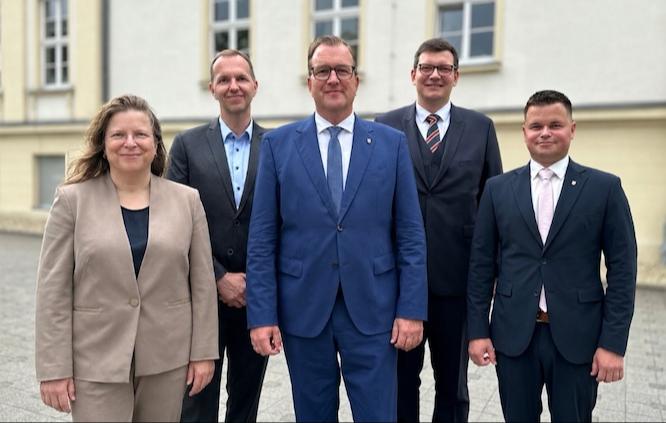 Foto: v.l.: Dr. Susanne Ziegler, Robert Weidner, Landrat Alexander Erbert (Mitte), Jonas Roch, Martin Höntsch