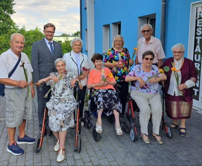 Erinnerungsfoto mit Bürgermeister Andreas Pfeiffer in der Mitte. Die Gratulationsrunde im Strandhotel hat bereits Tradition in Senftenberg und wird von den Jubilaren sehr geschätzt.