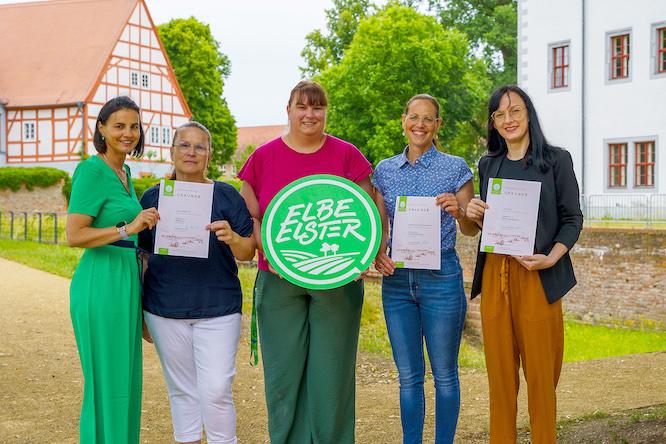Bei der Urkundenübergabe im Schloss Doberlug: (v. l. n. r.) Katrin Bothur und Manuela Ullrich (Unser Hofladen UG), Sandra Scharff (Wirtschaftsförderung/Agrar des Landkreises Elbe-Elster), Dr. Ulrike Heyde (Agrargenossenschaft Werenzhain eG) und Mandy Berger (Schnuckidu – Stoffe & Kurzwaren)