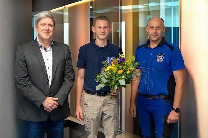Die Unterzeichnung des Ausbildungsvertrages begleiteten der stellvertretende Bürgermeister und Personalleiter Jens Schletter sowie Ausbildungsleiter Cliff Henning. Beide begrüßten den angehenden Auszubildenden im Bürgerhaus und beglückwünschten ihn herzlich zu seinem erfolgreichen Karrierestart.