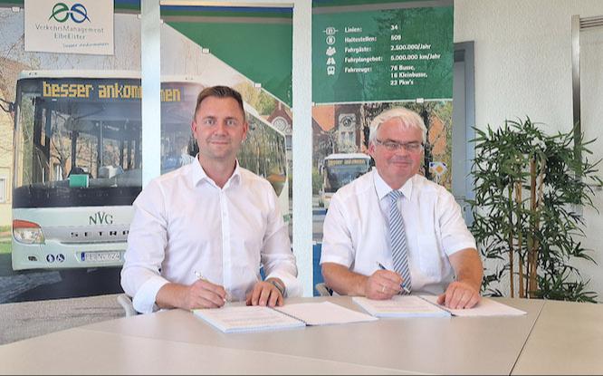 Mit ihrer Unterschrift besiegelten Landrat Marcel Schmidt (l.) und Holger Dehnert, Geschäftsführer der VerkehrsManagement Elbe-Elster GmbH, die Fortführung des öffentlichen Busverkehrs im Landkreis Elbe-Elster für die kommenden zehn Jahre.
