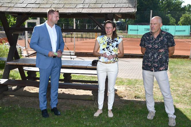 Auftakt des Vor-Ort-Termins in Herzberg (Elster): Landrat Marcel Schmidt, Umweltministerin Hanka Mittelstädt und Herzbergs Bürgermeister Karsten Eule-Prütz (v. l.) unterstreichen die Bedeutung der laufenden Hochwasserschutzmaßnahmen für die Sicherheit der Region.