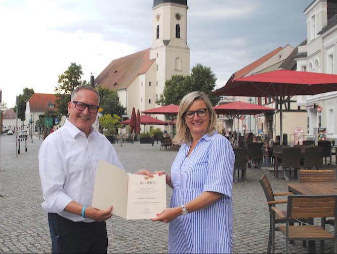 Ministerin Martina Klement überreicht Bürgermeister Helmut Wenzel die Urkunde zur erneuten Anerkennung als staatlich anerkannter Erholungsort.