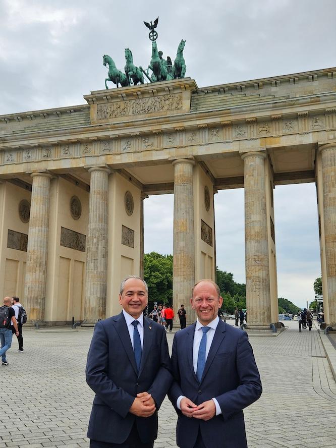 Oberbürgermeister Octavian Ursu in Berlin mit Carsten Ovens vr dem Brandenburger Tor