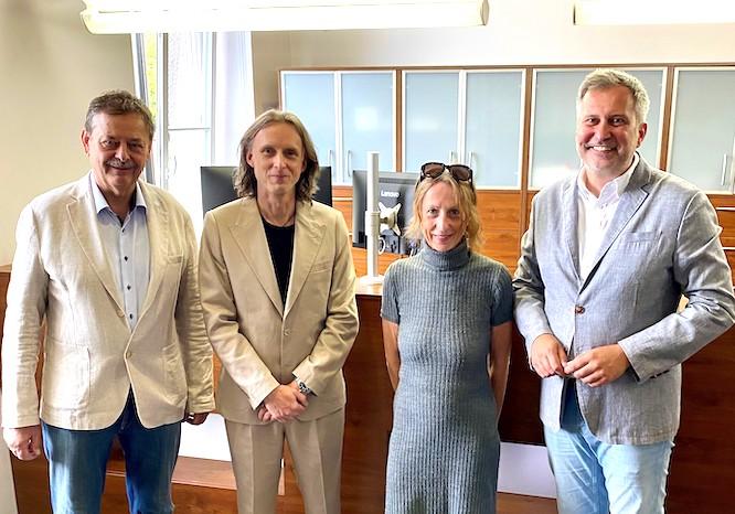 v. l. n. r.: Stadtverordnetenvorsteher Dr. Wolfgang Bialas, Dr. med. Kay-Patrick Braun, Dipl.-Med. Marcella Koark und Oberbürgermeister Tobias Schick.