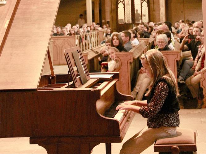 Die Pianistin Kimberly Dohmel gestaltete gemeinsam mit weiteren Schülerinnen, Schülern und Lehrkräften den musikalischen Rahmen der feierlichen Schuljahresabschlussveranstaltung der Kreismusik- und Kunstschule „Gebrüder Graun“ in der Stadtkirche St. Marien in Herzberg (Elster). Das Publikum würdigte die Leistungen der jungen Künstlerinnen und Künstler mit lang anhaltendem Applaus.