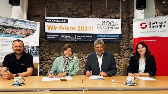 Constance Jacob (2.v.l.) und Alina Fenn (rechts), beide Sponsoringverantwortliche der SachsenEnergie AG, sorgen bei Oberbürgermeister Holm Große (2.v.r.) und Sascha Hache, dem Leiter des Festkomitees „800 Jahre Bischofswerda“, für große Freude. Der Kommunalversorger hat als erstes Unternehmen einen Premium-Sponsorvertrag für das Stadtjubiläum im Jahr 2027 unterzeichnet.