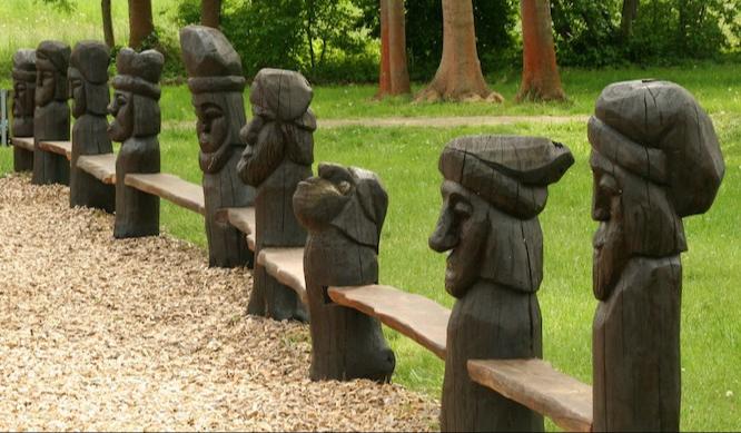 Aus Holz geschnitzte Sagenfiguren wie Lutki (Foto), Wendenkönig & Co. warten zu Abschluss der Familienführung im Kur- und Sagenpark in Burg (Spreewald)/Bórkowy (Błota) darauf, entdeckt zu werden.