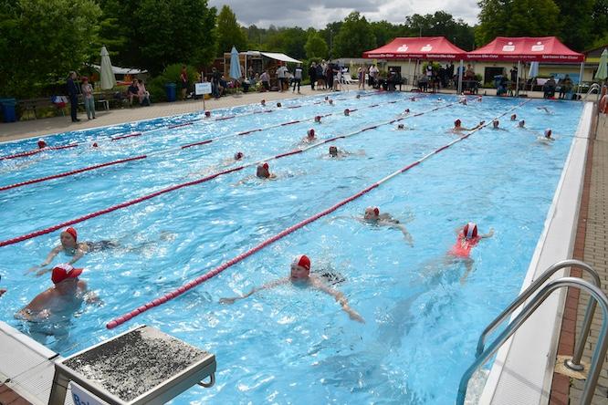 Punkt zehn Uhr fiel der Startschuss: Auf mehreren 25-Meter-Bahnen zogen die ersten Schwimmerinnen und Schwimmer im Erlebnisbad Tröbitz ihre Bahnen – Kilometer für Kilometer und für einen guten Zweck.