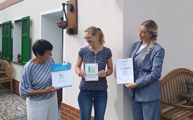 Kathrin Winkler (l.), Geschäftsführerin des Tourismusverband Lausitzer Seenland e.V. und Therés Wurzler (r.) Projektkoordinatorin Netzwerk 