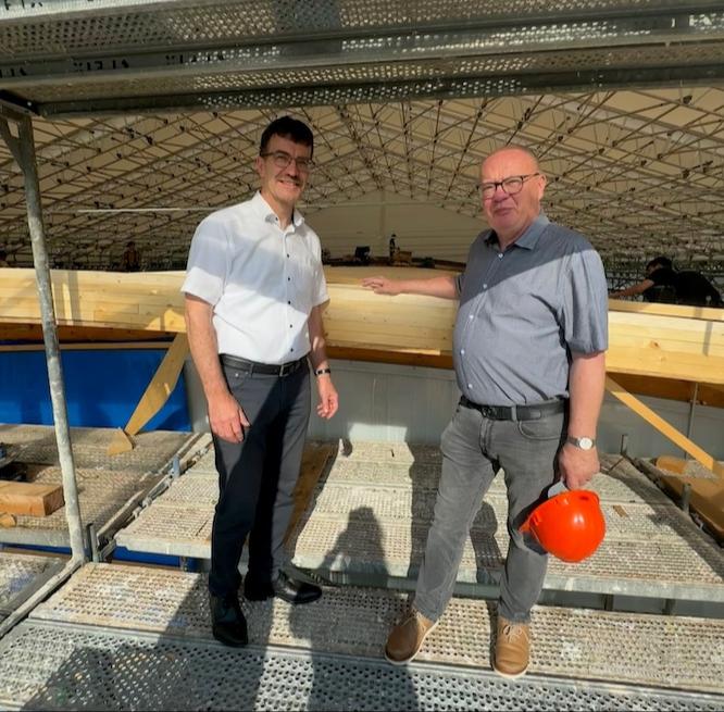 Jörg Szewczyk und Cunewaldes Bürgermeister Thomas Martolock besichtigen die Baustelle der Turnhalle der Polenz-Oberschule Cunewalde.