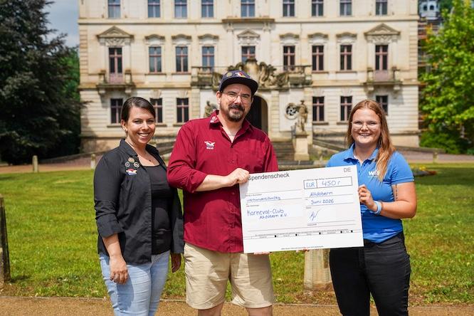 WIS-Mitarbeiterin übergibt symbolischen Spendenscheck an Vorstandsmitglieder des Karneval-Club Altdöbern e. V. (v.l.n.r. Dr. Sarah Mettcher, Jens Weidner, Laura Wendt), Foto: A. Rothe