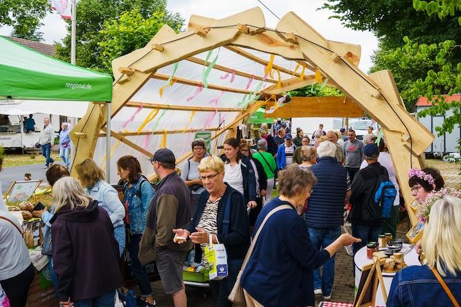 Lange Schlangen, volle Einkaufstaschen und begeisterte Besucher: Der zweite Brotmarkt beim Naturparkfest in Zeischa wurde zum Publikumsmagneten und zeigte die große Wertschätzung für regionales Bäckerhandwerk.