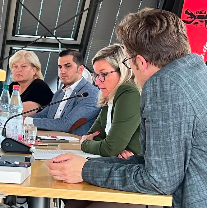 Im Rathaussaal Senftenberg sprachen Vertreter der regionalen Wirtschaft mit Bürgermeister Pfeifer und Wirtschaftsministerin Klement (CSU) über die wirtschaftliche Entwicklung der Region.