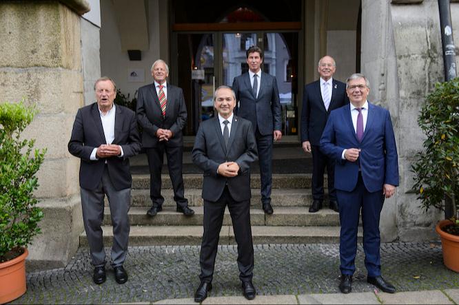 Foto von Pawel Sosnowski anlässlich 30 Jahren Städtepartnerschaft mit Wiesbaden und 30 Jahren Deutsche Einheit am 3. Oktober 2020 auf dem Görlitzer Untermarkt – Personen von links vorn beginnend: ehem. Wiesbadener Oberbürgermeister und Görlitzer Ehrenbürger Achim Exner, Görlitzer Oberbürgermeister Octavian Ursu, Wiesbadener Oberbürgermeister Gert-Uwe Mende, ehem. Görlitzer Oberbürgermeister Prof. Rolf Karbaum, ehem. Bürgermeister von Oberstdorf (Zipfelgemeinde) Klaus King, ehem. Bürgermeister von Selfkant (Zipfelgemeinde) Herbert Corsten
