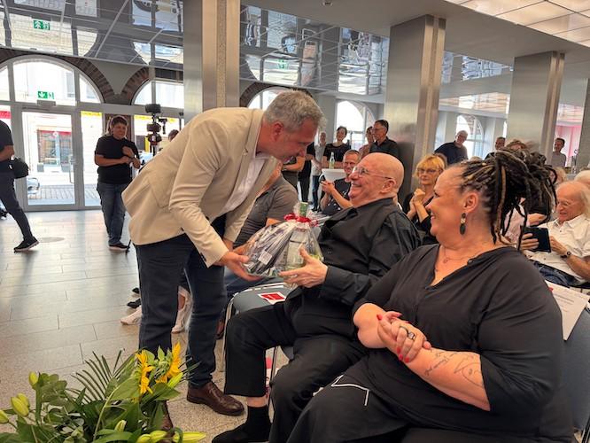 OB Tobias Schick gratuliert Hans Scheuerecker zum 75. Geburtstag